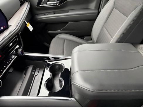 Certified 2025 Chevrolet Suburban LS image 24