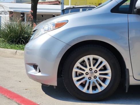 Used 2017 Toyota Sienna XLE Premium image 10