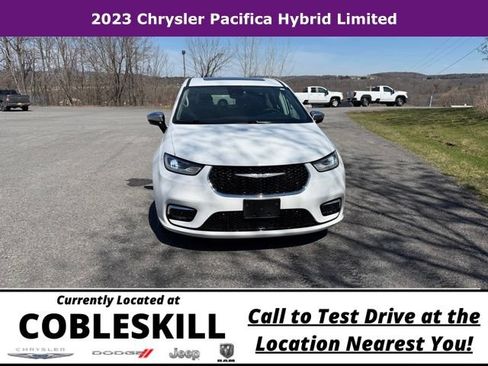Used 2023 Chrysler Pacifica Limited FWD image 2