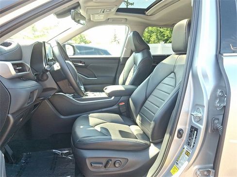 Certified 2022 Toyota Highlander XLE image 13