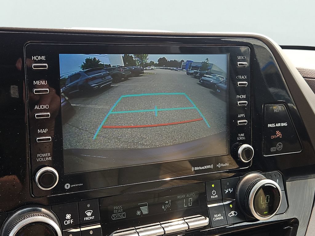 Used 2021 Toyota Highlander XLE AWD/4WD image 16