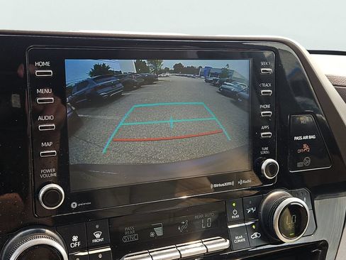 Used 2021 Toyota Highlander XLE AWD/4WD image 16