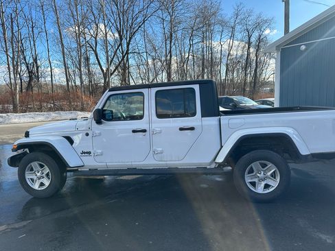 Used 2022 Jeep Gladiator Sport image 8