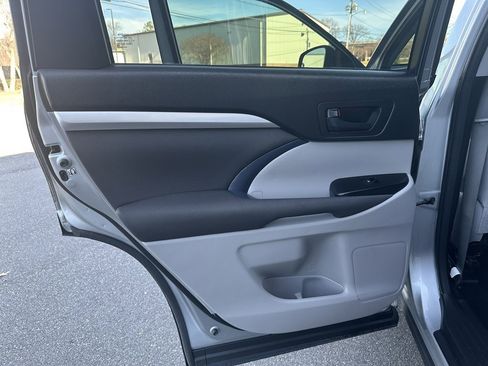 Used 2017 Toyota Highlander LE image 18