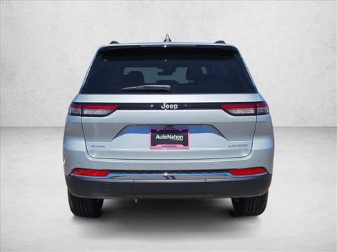 New 2025 Jeep Grand Cherokee Laredo image 8