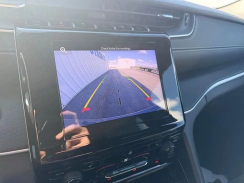 Used 2024 Jeep Grand Cherokee Altitude image 17