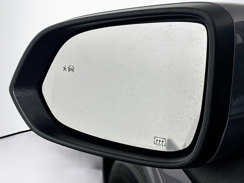 Used 2025 Chevrolet Equinox EV LT FWD image 16
