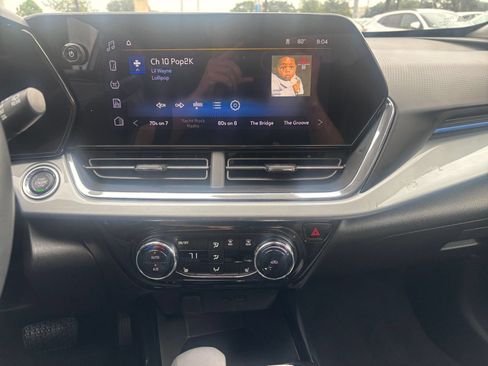 Used 2025 Chevrolet Trax LT w/ LT Convenience Package FWD image 14