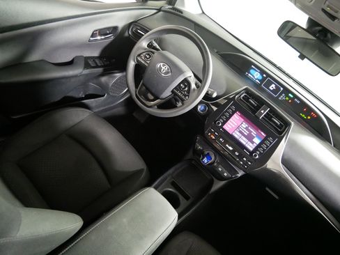 Used 2022 Toyota Prius LE image 9
