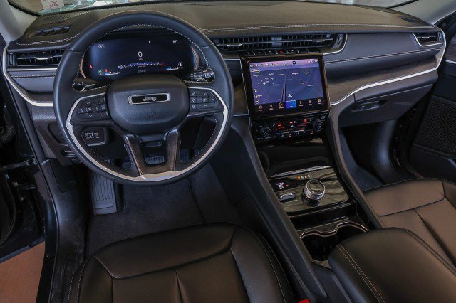 Used 2023 Jeep Grand Cherokee Limited w/ Black Appearance Package AWD/4WD image 23