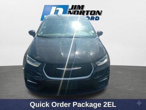Used 2023 Chrysler Pacifica Touring-L FWD image 3
