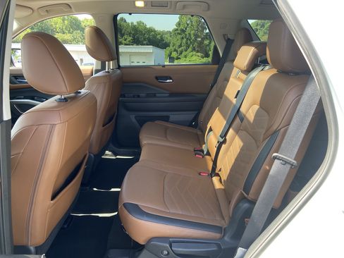 Used 2023 Nissan Pathfinder Platinum w/ Cargo Package AWD/4WD image 12