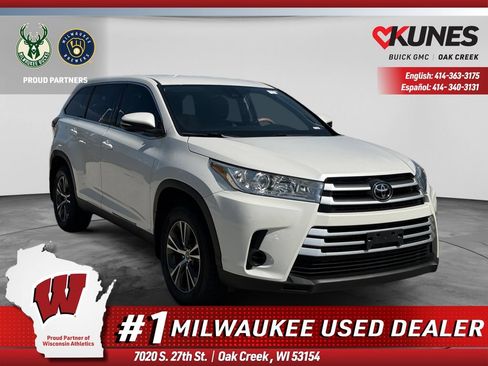 Used 2019 Toyota Highlander LE FWD image 1