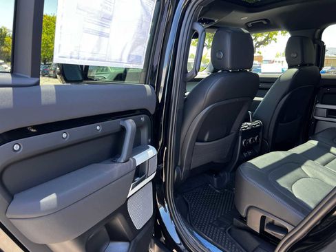 Used 2023 Land Rover Defender 130 SE image 16