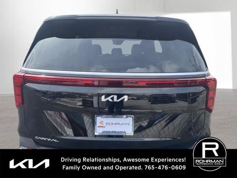 Used 2025 Kia Carnival image 5