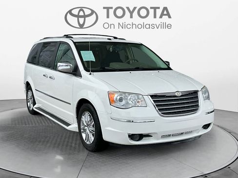 Used 2009 Chrysler Town & Country Limited w/ Entertainment Group #3 image 7
