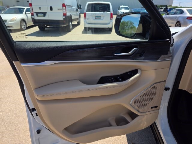 Used 2021 Jeep Grand Cherokee L Limited AWD/4WD image 18