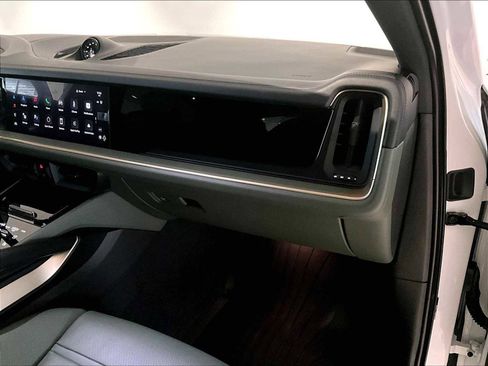 Used 2025 Porsche Cayenne Coupe image 23