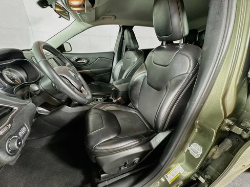 Used 2019 Jeep Cherokee Latitude Plus FWD image 24