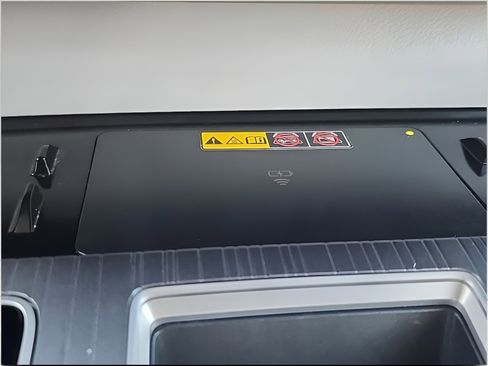 Used 2025 Toyota Sienna LE image 19