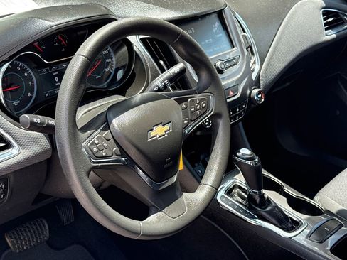 Used 2017 Chevrolet Cruze LT FWD image 17