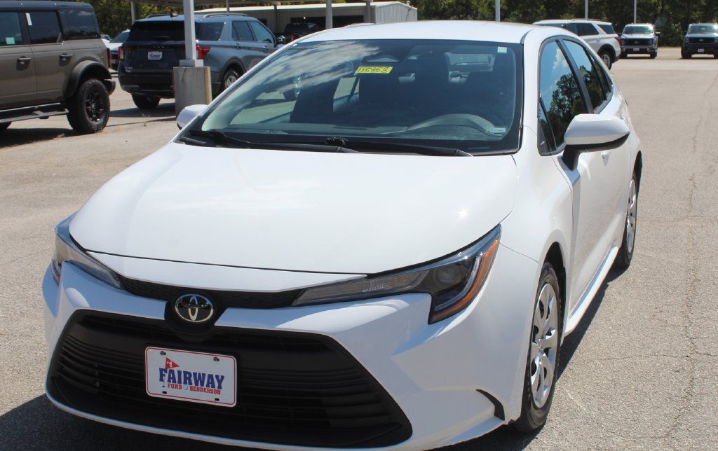Used 2025 Toyota Corolla LE FWD image 5