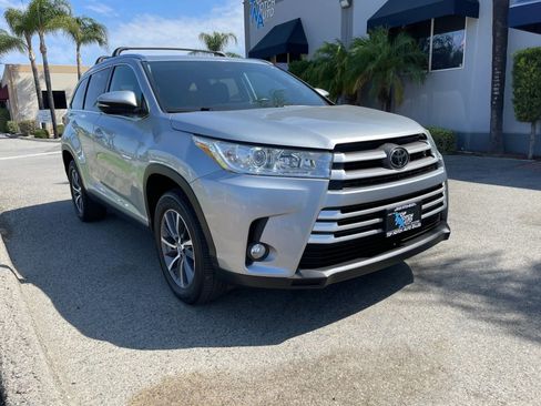 Used 2019 Toyota Highlander XLE FWD image 3
