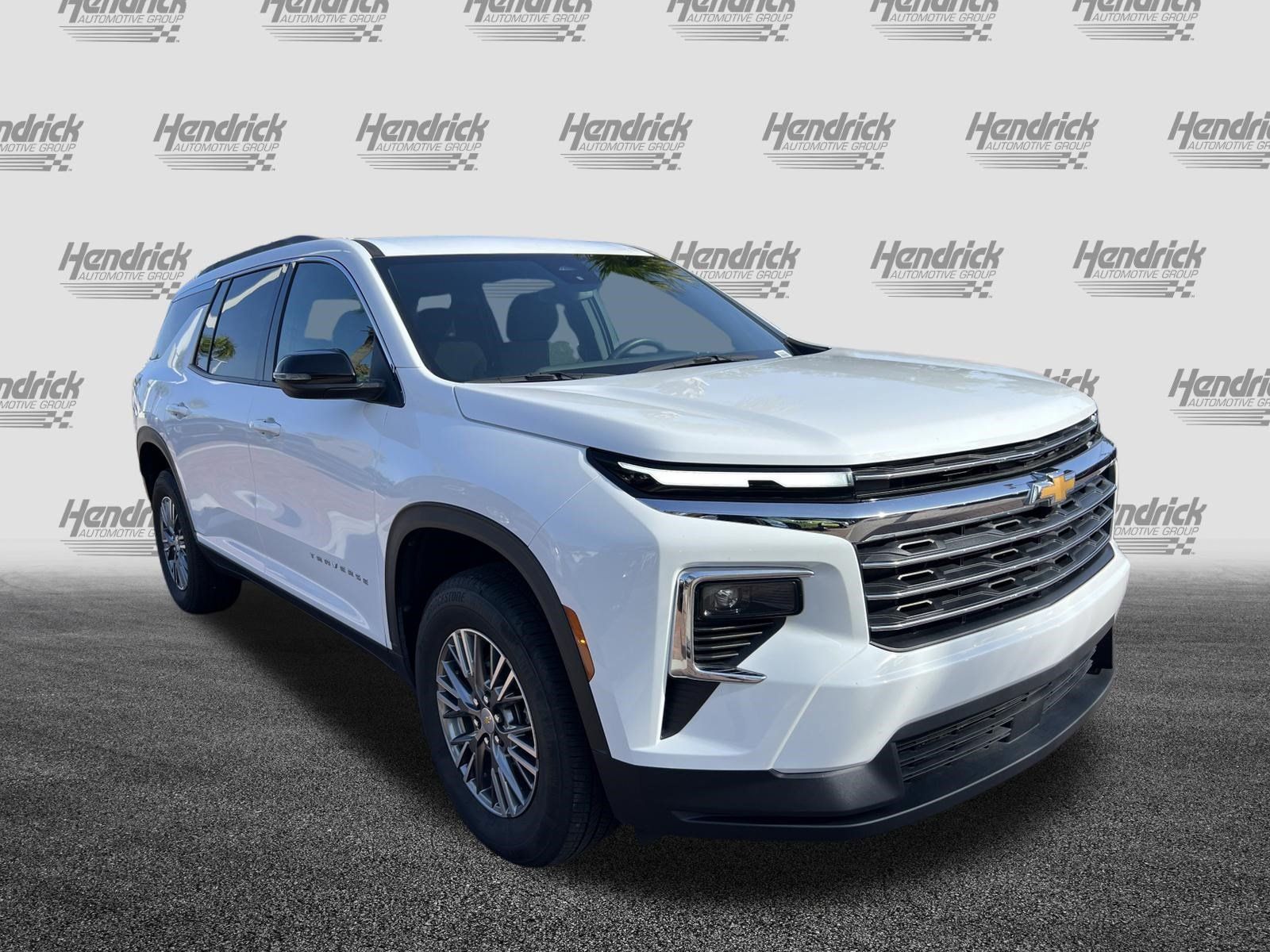 Used 2025 Chevrolet Traverse LT FWD image 2