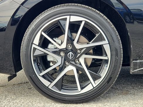 Used 2025 Nissan Sentra SR w/ SR Premium Package FWD image 6