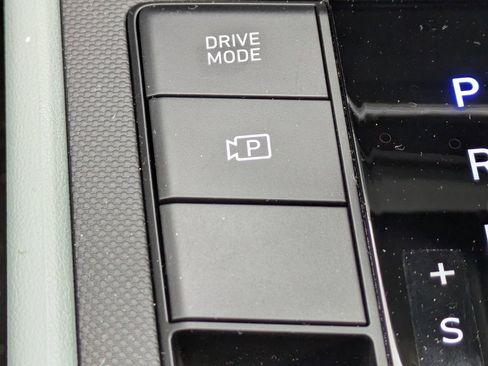 New 2025 Hyundai Elantra Limited FWD image 24