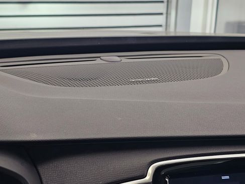 Certified 2022 Volvo XC90 T6 Momentum w/ Climate Package image 27