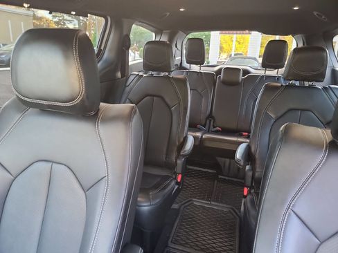 Used 2025 Chrysler Pacifica Select image 23