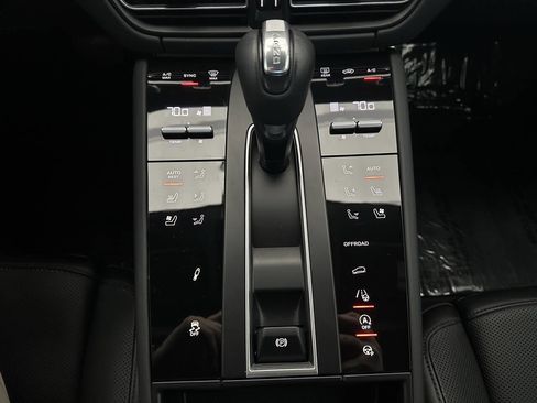 Used 2023 Porsche Macan Turbo image 38