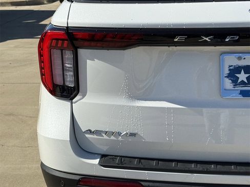 New 2025 Ford Explorer Active image 30