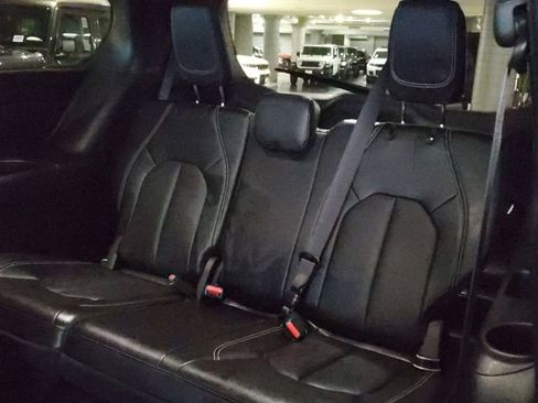 Used 2025 Chrysler Pacifica Select image 14