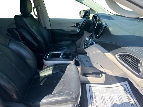 Used 2021 Chrysler Pacifica Touring-L FWD image 14