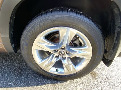 Used 2017 Toyota Highlander Limited image 18