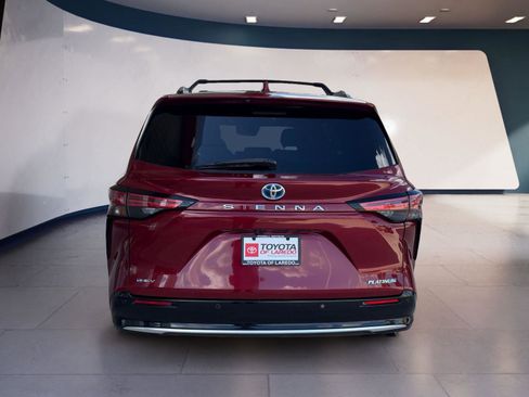 Used 2025 Toyota Sienna Platinum FWD image 4