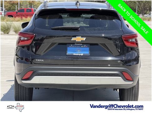 Used 2025 Chevrolet Trax LT w/ LT Convenience Package FWD image 5