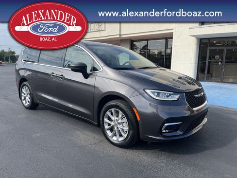 Used 2023 Chrysler Pacifica Touring-L image 3