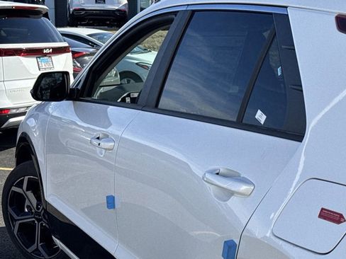New 2025 Kia Niro EX Touring image 16