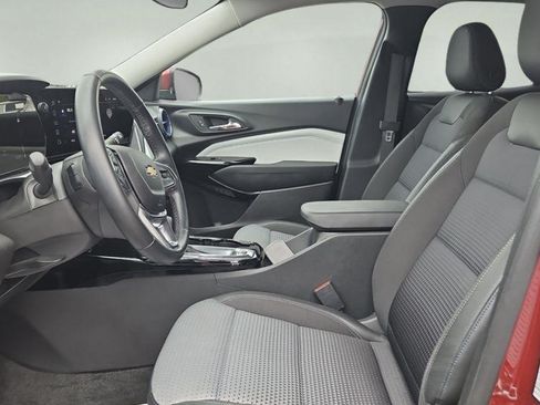 Used 2025 Chevrolet Trax LT w/ LT Convenience Package FWD image 3