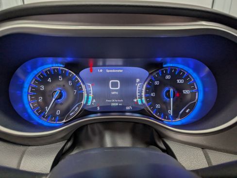 Used 2025 Chrysler Pacifica Select image 16