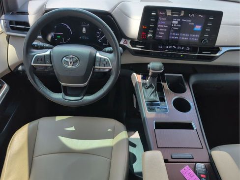 Used 2024 Toyota Sienna XLE FWD image 29