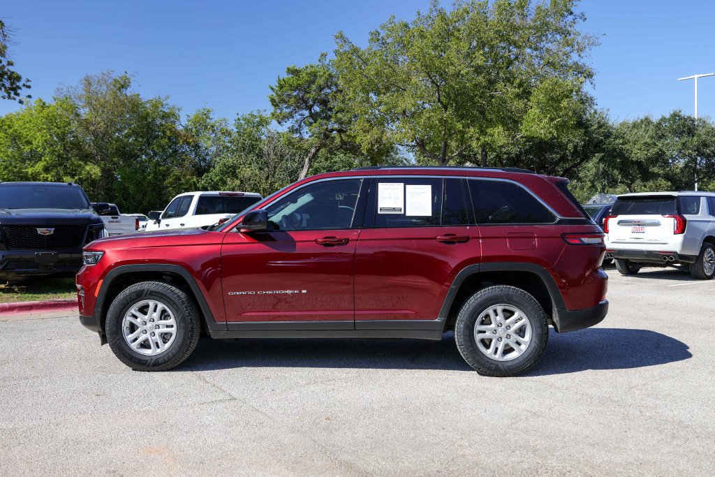 Used 2023 Jeep Grand Cherokee Laredo RWD image 4