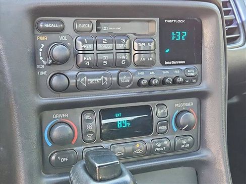 Used 2001 Chevrolet Corvette Convertible w/ Preferred Equipment Group2 RWD image 19