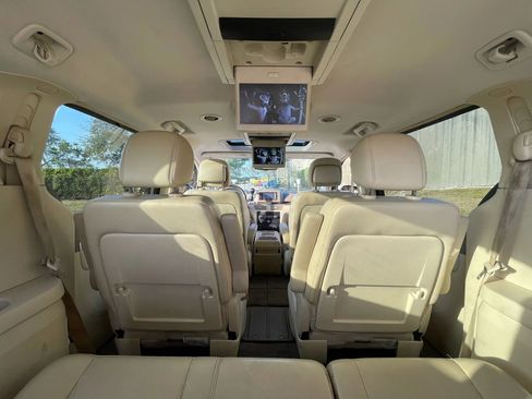 Used 2010 Volkswagen Routan SEL FWD image 27