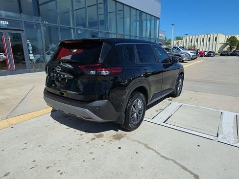Used 2023 Nissan Rogue S image 4