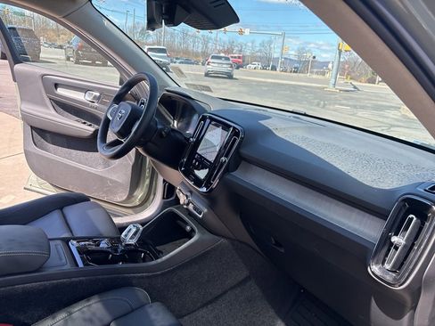 Used 2025 Volvo XC40 B5 Ultra w/ Protection Package Premier image 35