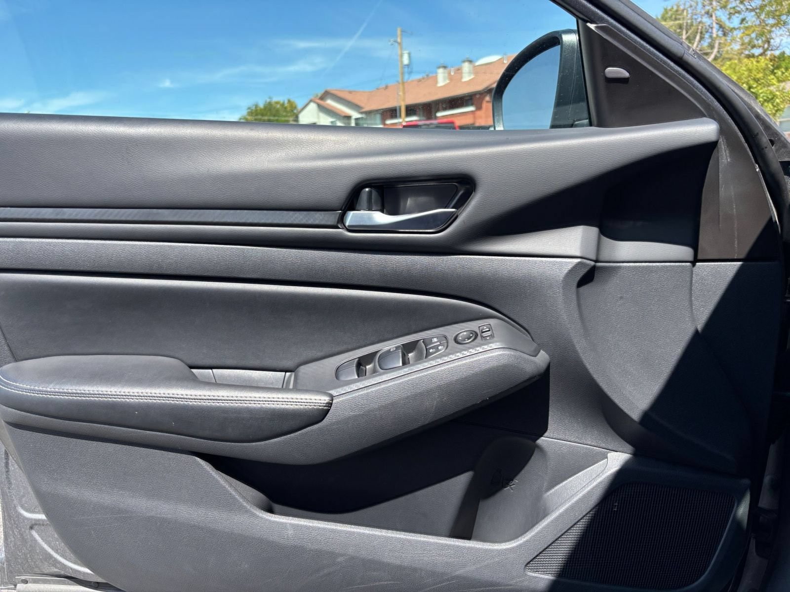 Used 2025 Nissan Altima 2.5 SV FWD image 18